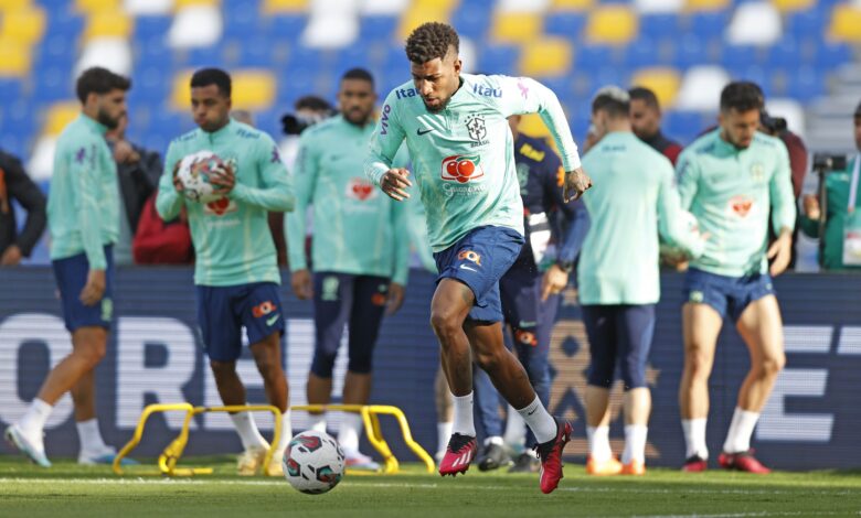 Emerson Royal em treino da Seleção Brasileira
