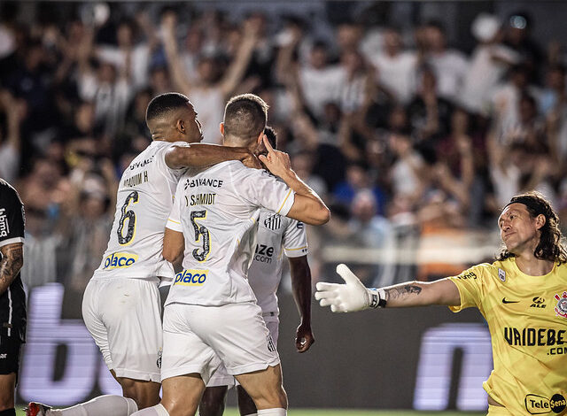 Santos comemorando gol contra o Corinthians