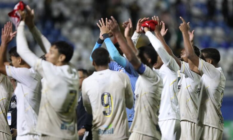 Jogadores do Santos sub-20 comemorando classificação na Copinha